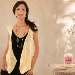 Blusinha Amarela 2 em 1 de Crochê com Linha Camila Fashion — usada como colete aberto com novelo de linha ao lado