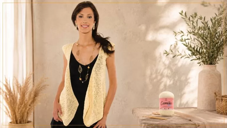 Blusinha Amarela 2 em 1 de Crochê com Linha Camila Fashion — usada como colete aberto com novelo de linha ao lado