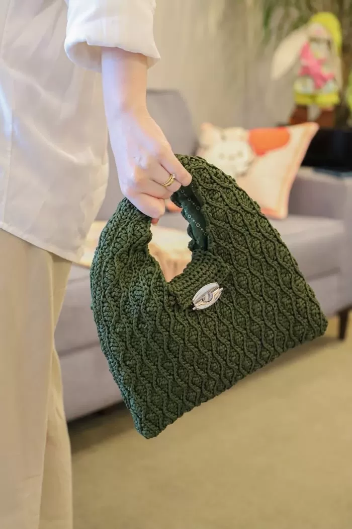 Detalhe do ponto fantasia da Bolsa Sálvia — textura diagonal com Fio Náutico Slim verde militar
