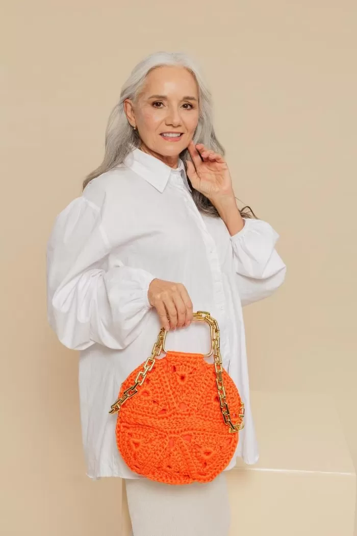 Bolsa Tangerina de crochê laranja com fio náutico e alças douradas — artesã Kathia Roberta Beillo