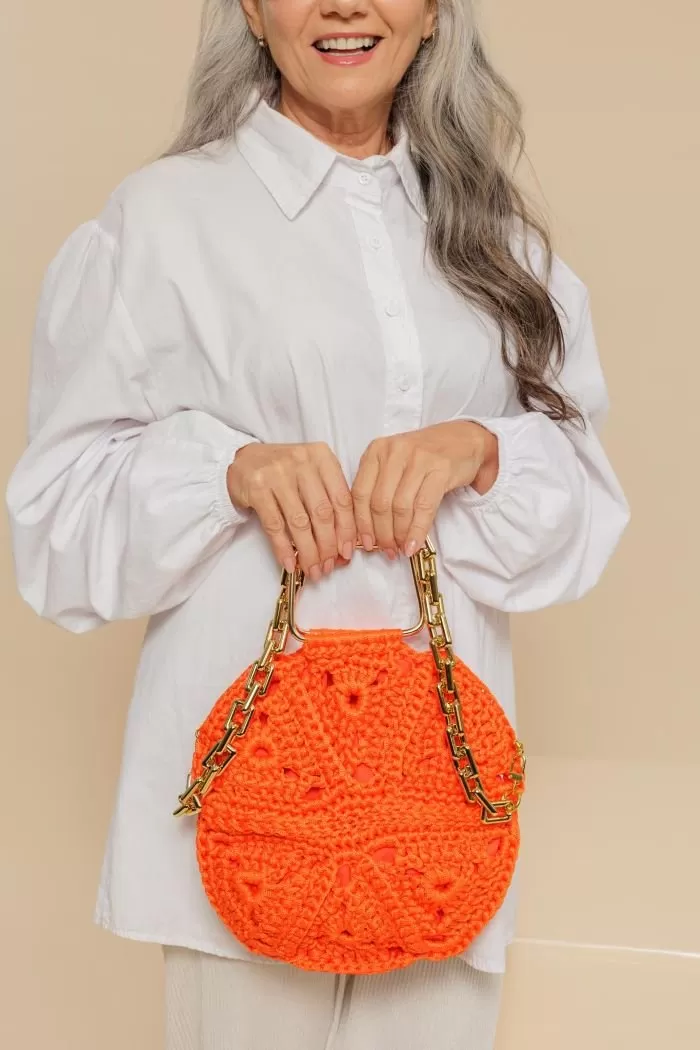 Detalhe do square floral da Bolsa Tangerina — motivo em crochê com Fio Náutico Círculo laranja