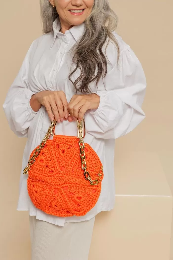 Bolsa Tangerina de crochê vista lateral — alça de corrente com mosquetão dourado