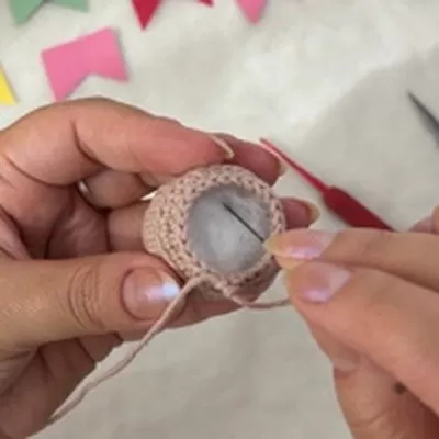 PAP chapéu junino — inserindo fibra siliconada no crochê