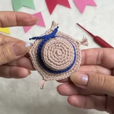 Florzinha em fio Morango para o chapéu junino de crochê