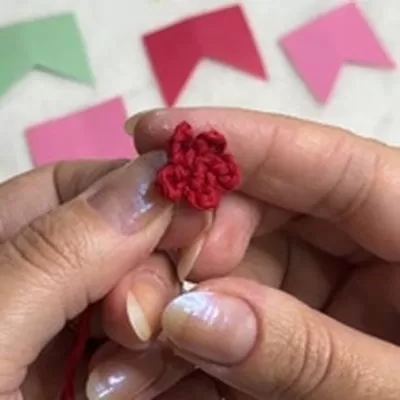 Chapéu junino de crochê montado com florzinha e cordão azul — vista de frente