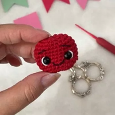 Maçã do amor em crochê com rosto bordado — bóton junino Bella Fashion Pingouin