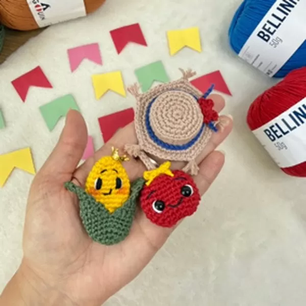 Trio de bótons juninos finalizados — chapéu, maçã do amor e milho com Fio Bella/Bella Fashion Pingouin