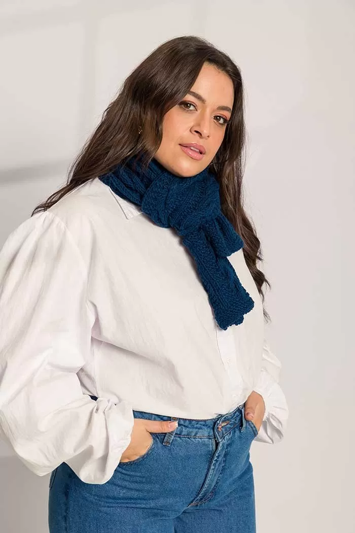 Cachecol Luau de tricô azul petróleo — vista completa com jeans