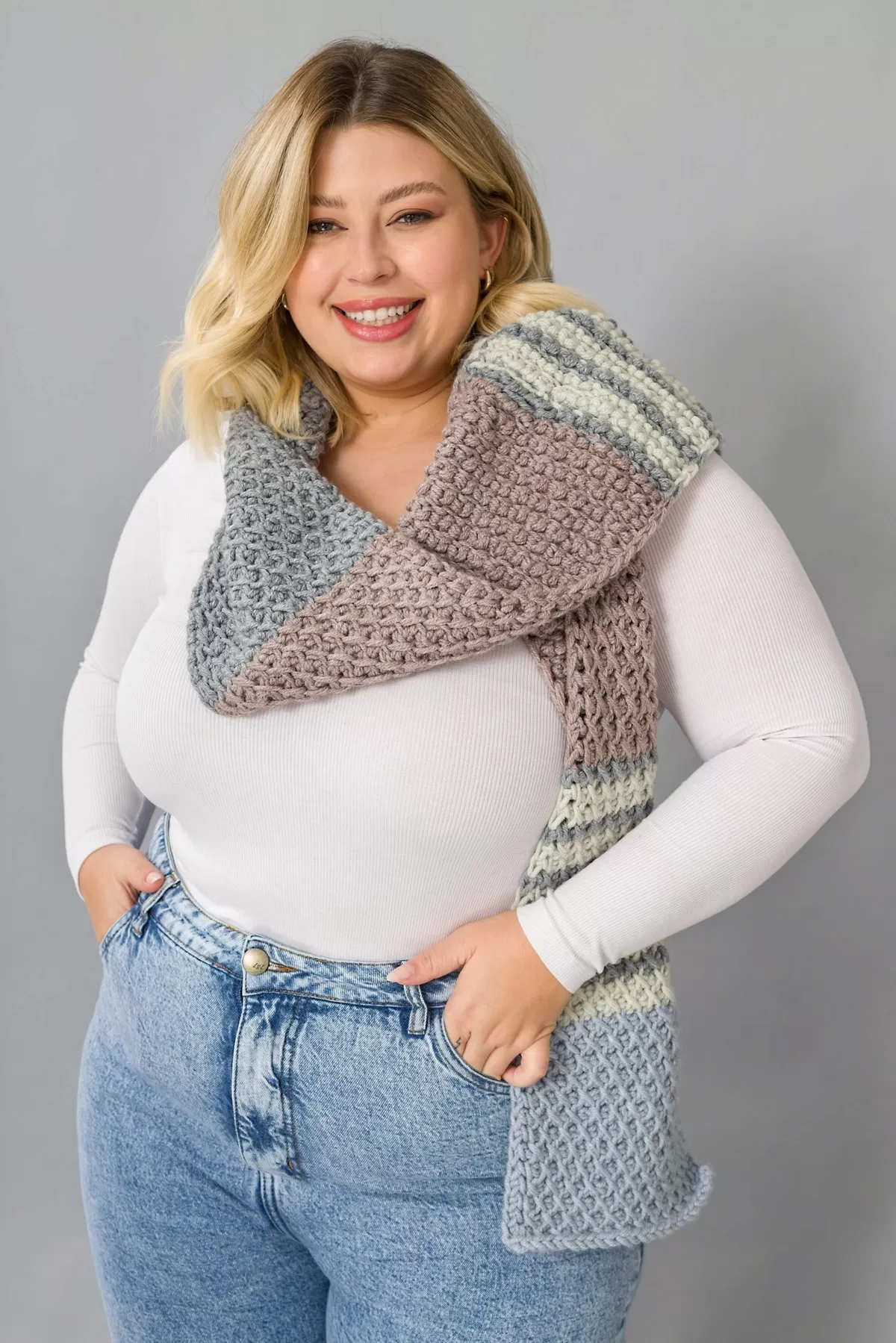 Cachecol em Ponto Tunisiano com Fio Urbano Círculo — 190 cm, faixas em azul, cinza, marrom e bege
