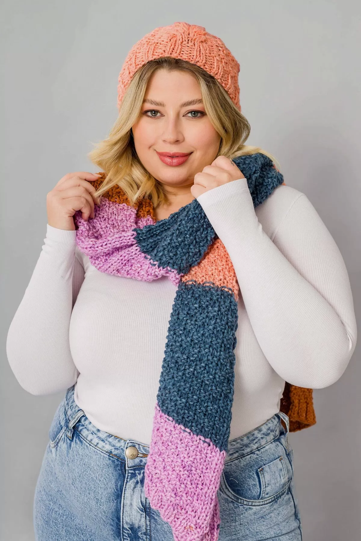 Conjunto cachecol e touca de tricô com Fio Magic Pull Círculo — modelo usando as peças finalizadas