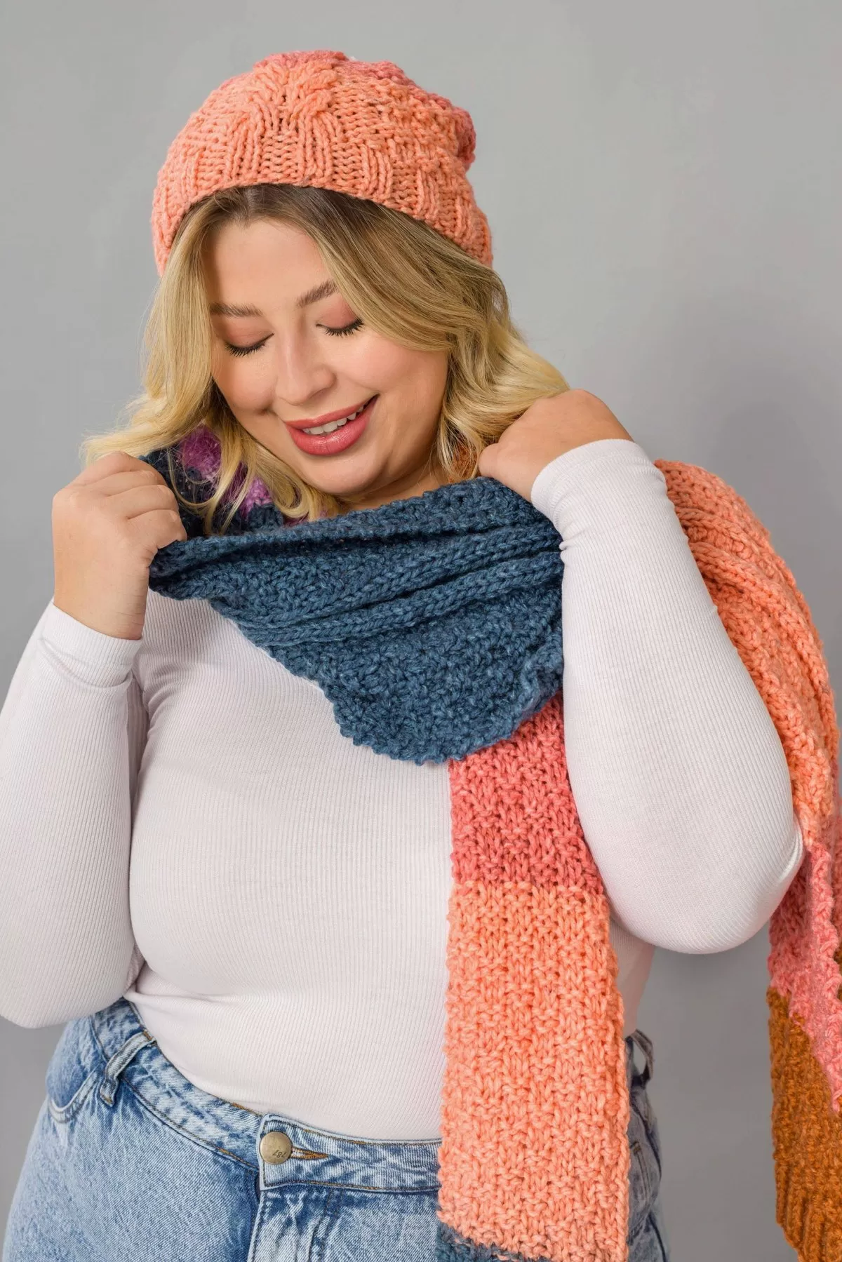 Touca de tricô com pompom em Fio Magic Pull — detalhe da barra e do fechamento