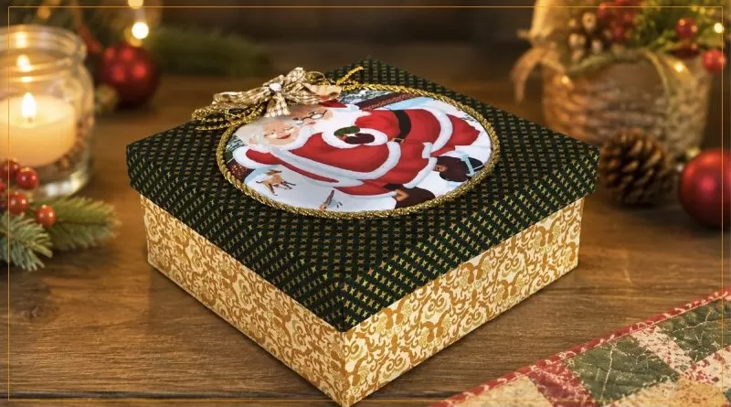 Caixa de Natal forrada com Tecido Natalino Círculo — caixa MDF com painel do Papai Noel e laço dourado