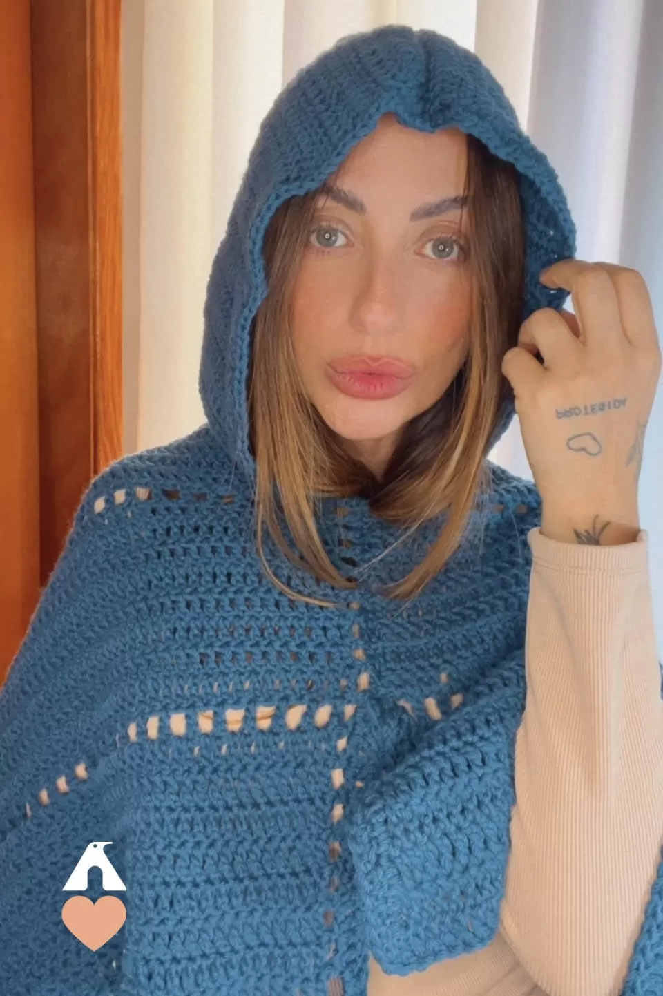 Modelo usando a Capa Lanyta de Crochê azul em externo