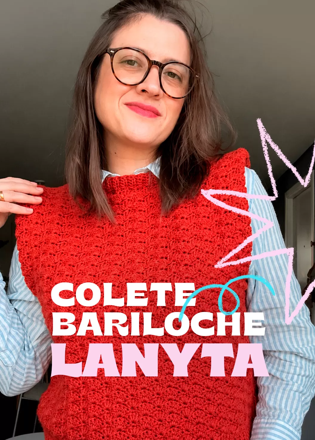 Colete Bariloche de Crochê com Fio Lanyta Pingouin cor Baphonica – modelo vestindo o colete vermelho sobre camisa listrada