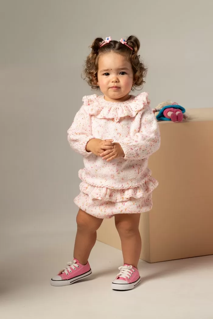 Conjunto Blusa e Short Vintage de Tricô com Fio Baby Pop Círculo — menina com roupa delicada de babados