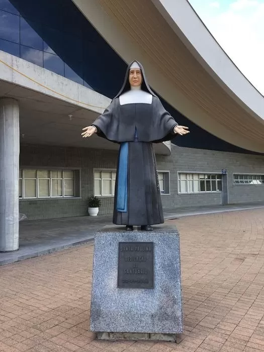 Estátua de Santa Paulina em frente ao Santuário em Nova Trento (SC), com hábito cinza, gola branca e faixa azul