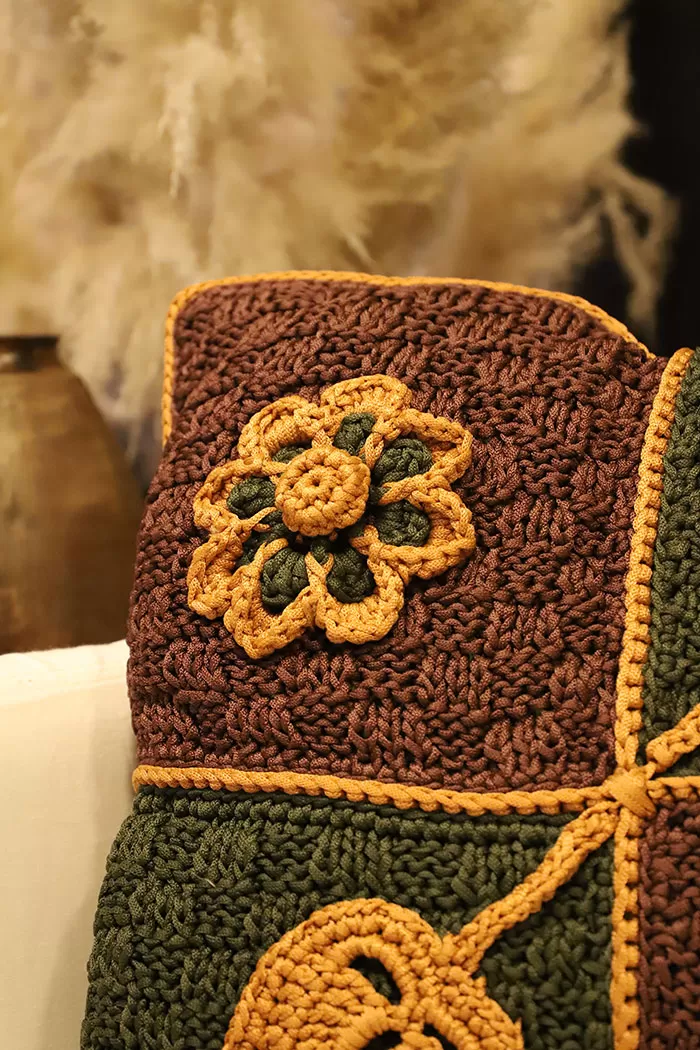 Almofada Flores Squares – detalhe do botão encapsulado em crochê e montagem dos squares