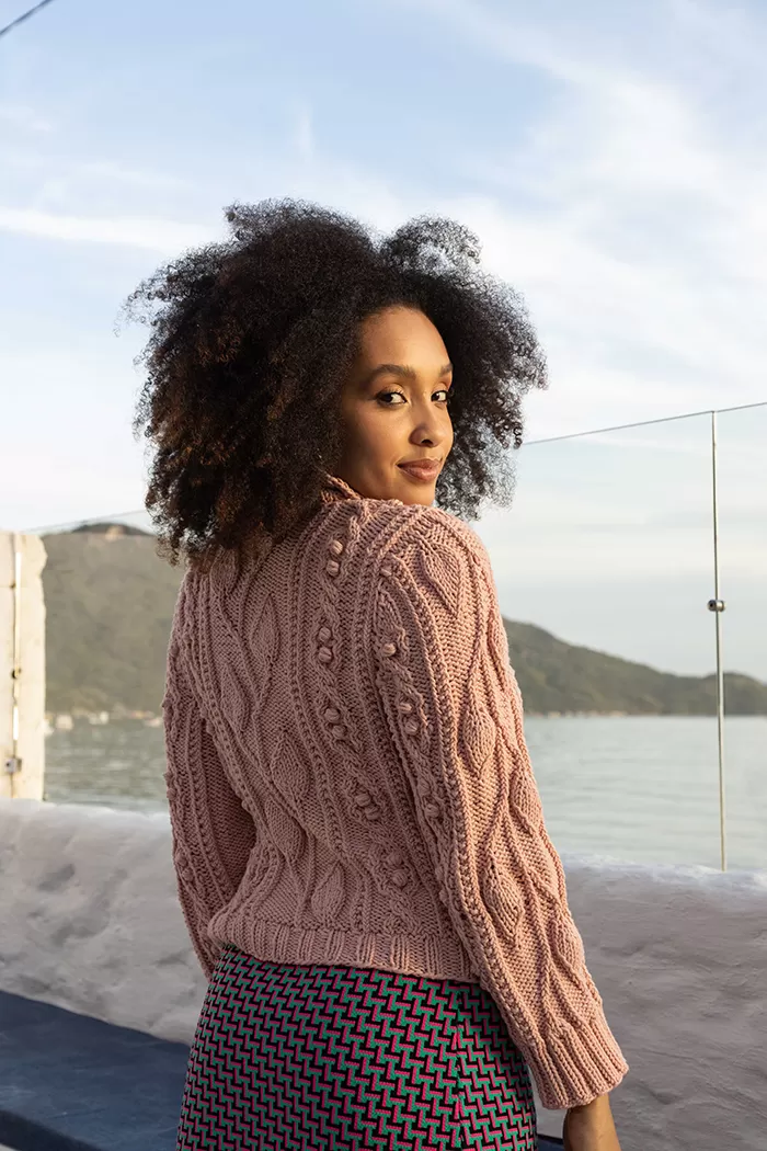 Blusa Julieta de Tricô com Lã Avelã Círculo – modelo de costas mostrando pontos fantasia e folhas em relevo, cor rose