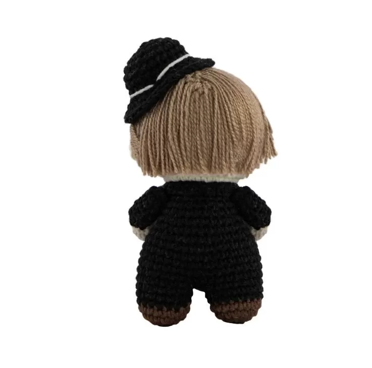 Detalhe do chapéu preto do Padre Zezinho amigurumi com listinha branca