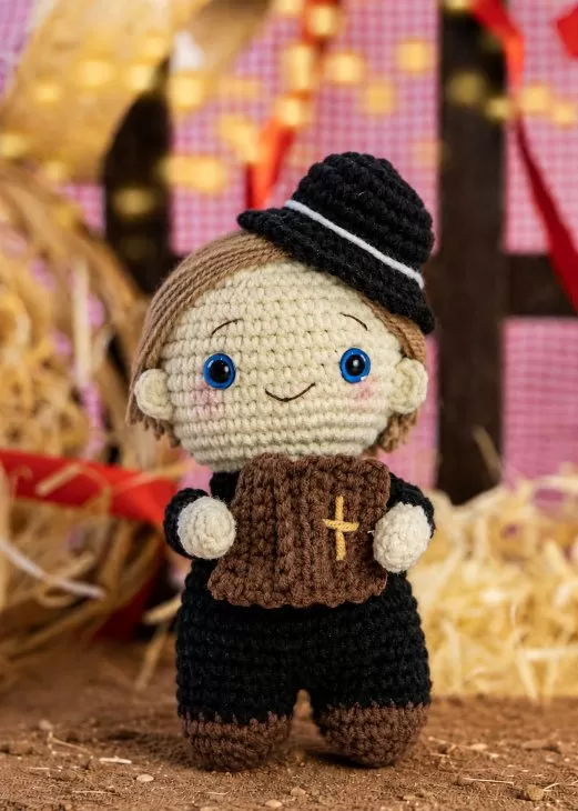 Amigurumi Padre Zezinho de crochê com chapéu preto e bíblia nas mãos, feito com Fio Amigurumi Soft Círculo
