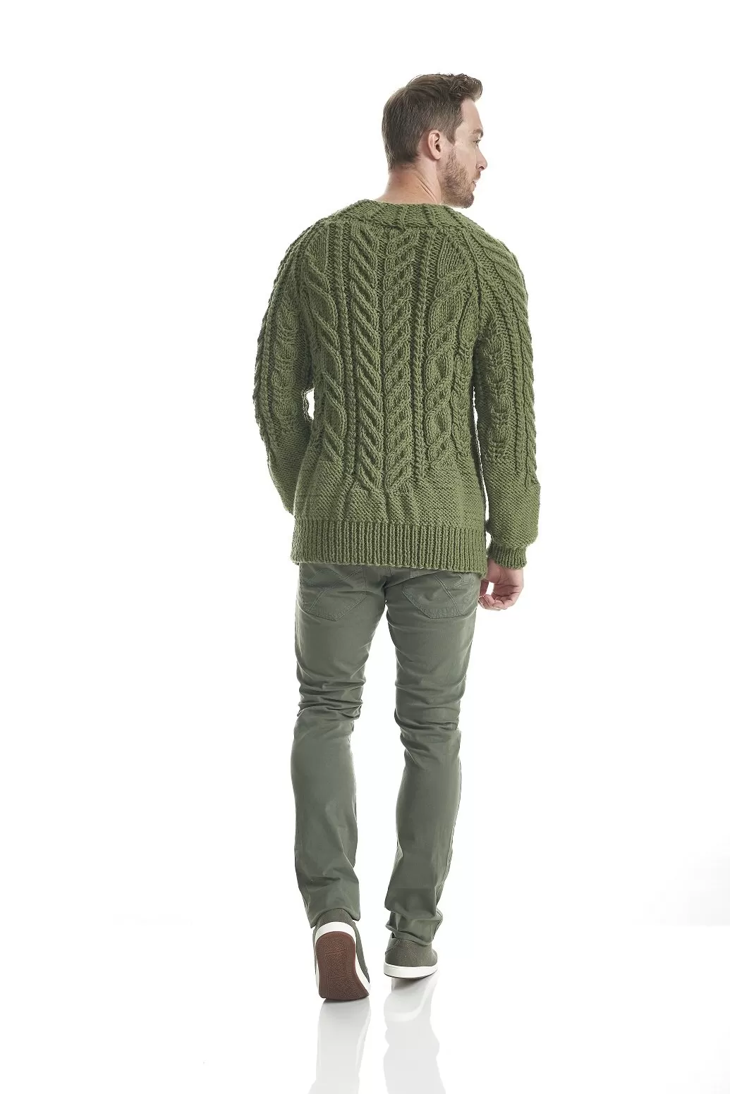 Detalhe dos pontos fantasia em trança do Pullover Militar de tricô masculino