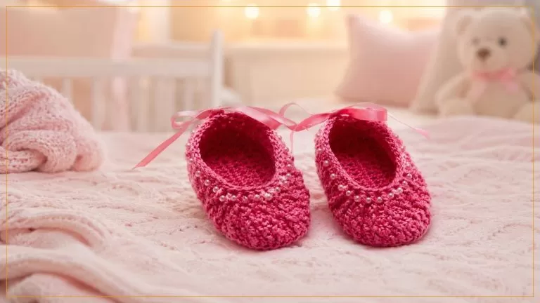 Sapatilha Rosa com Pérolas de Crochê — Linha Anne Círculo — par de sapatinhos em quarto de bebê