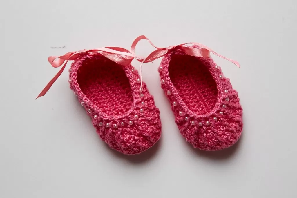 Par de Sapatilha Rosa com Pérolas de Crochê com Linha Anne Círculo — tamanho 6 meses