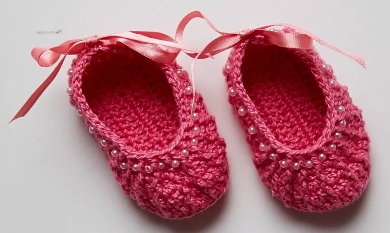 Detalhe da Sapatilha Rosa com Pérolas de Crochê — pérolas bordadas e laço de fita rosa na borda