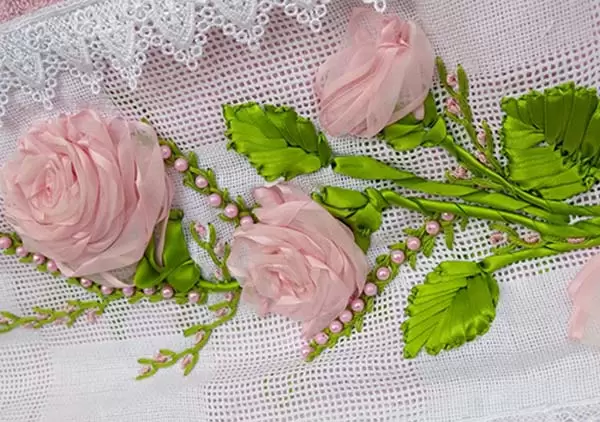 Processo de bordado da toalha com rosas de fita — etapa de formação das rosas em fita voal