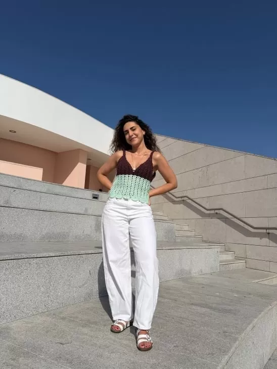 Top Contraste de Crochê com Linha Charme — vista frontal com alças finas e duas cores