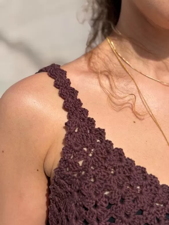 Detalhe do ponto leque no Top Contraste de Crochê — copa em cor Tabaco