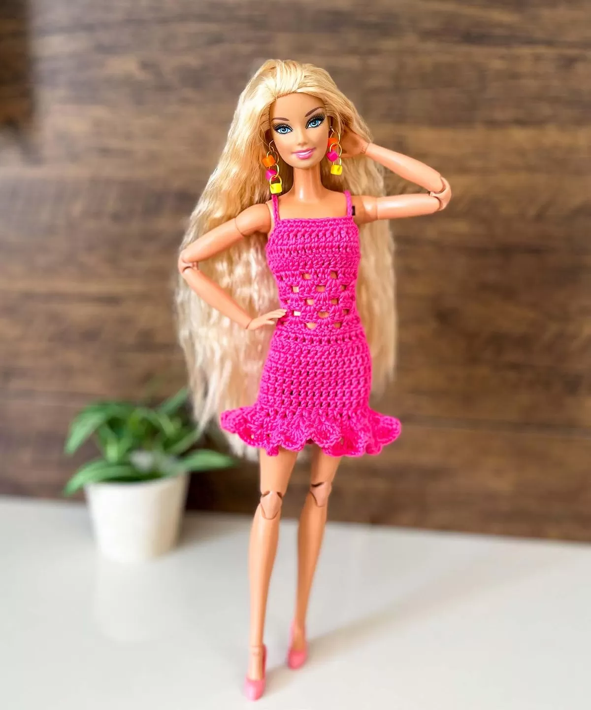 Vestido Mirela finalizado na Barbie — crochê em fucsia com alças finas e babado ondulado na barra