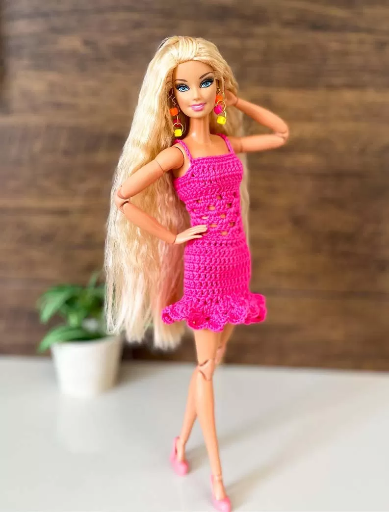 Vestido Mirela de crochê em pink para Barbie feito com Linha Bella Fashion Pingouin — alças finas e babado ondulado na barra
