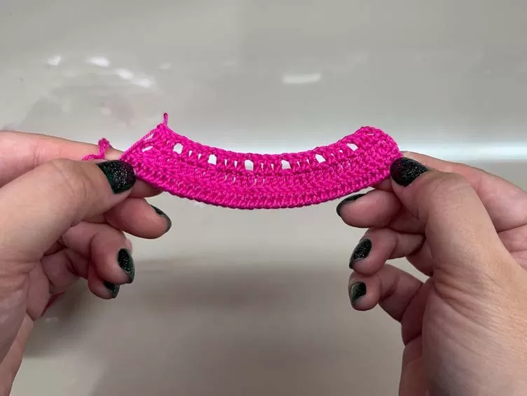 Primeiras carreiras do Vestido Mirela — formando a cintura com diminuições em ponto alto