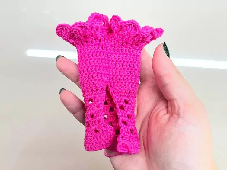Babado da saia do Vestido Mirela em andamento — ponto leque formando as ondas