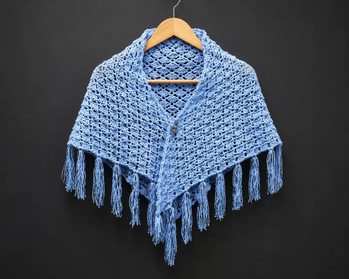 Xale Dalva de Crochê com Lã Família Pingouin — xale azul triangular com franjas