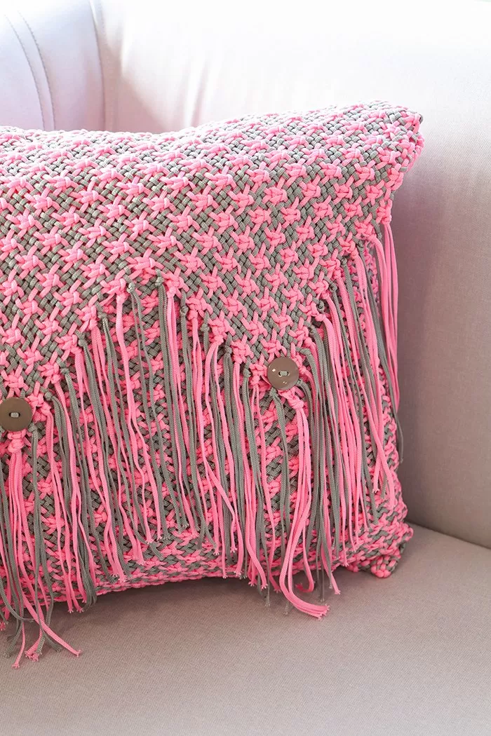 Almofada Rosa e Cinza de macramê feita com Fio Náutico Slim Círculo