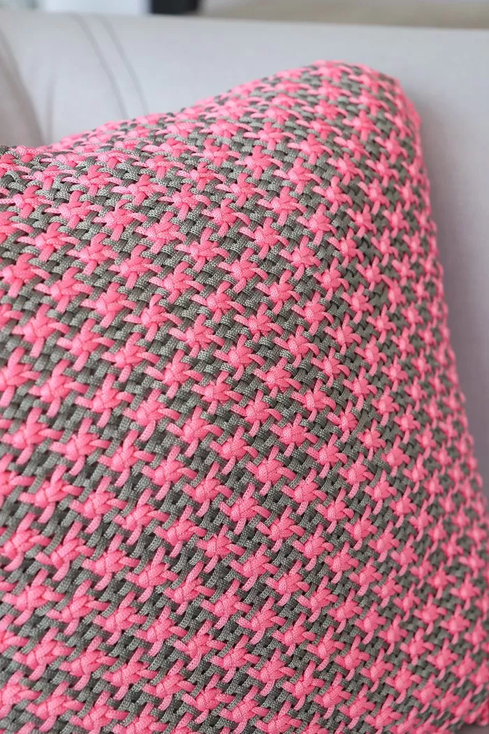 Detalhe dos nós de macramê da Almofada Rosa e Cinza