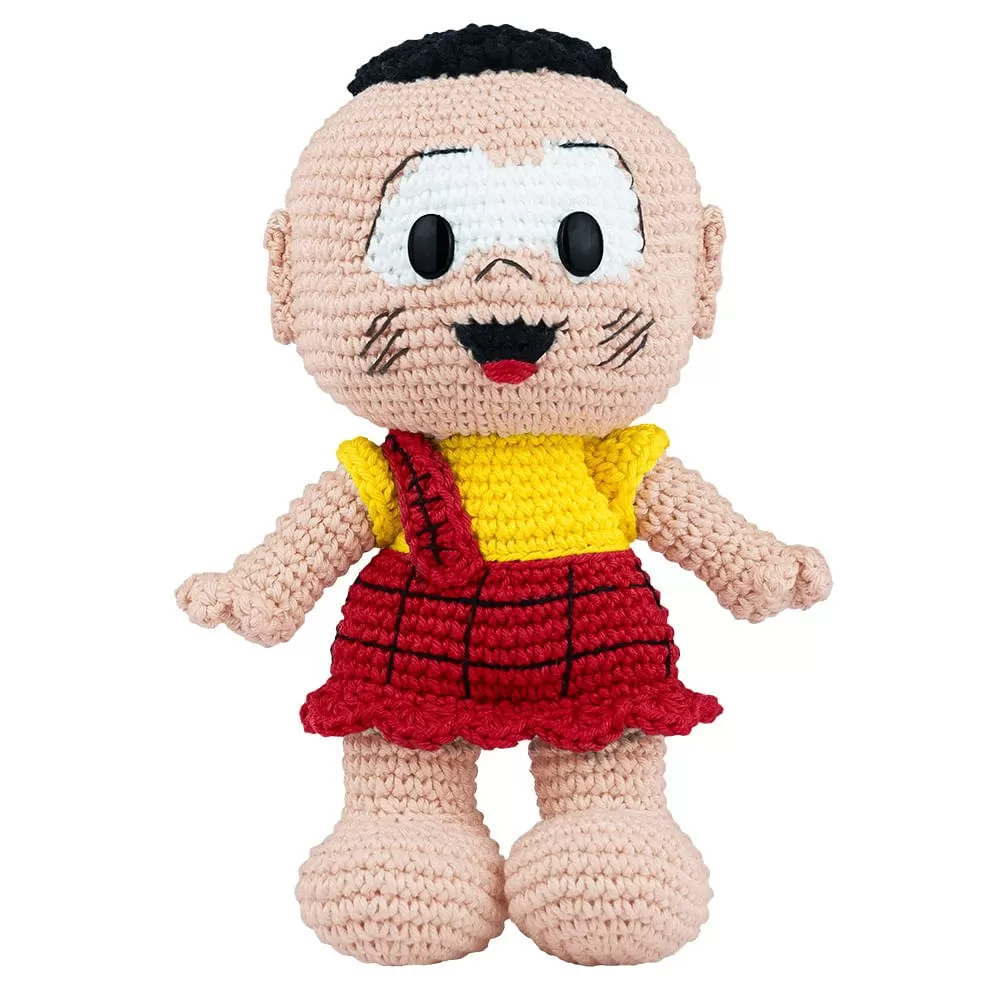 Amigurumi do Cascão em crochê com camiseta amarela e short xadrez vermelho