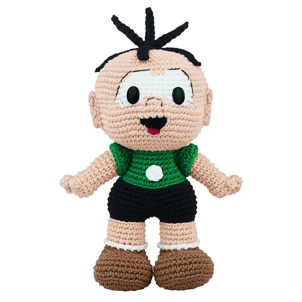 Amigurumi do Cebolinha em crochê com camiseta verde, short preto e os fios de cabelo espetados