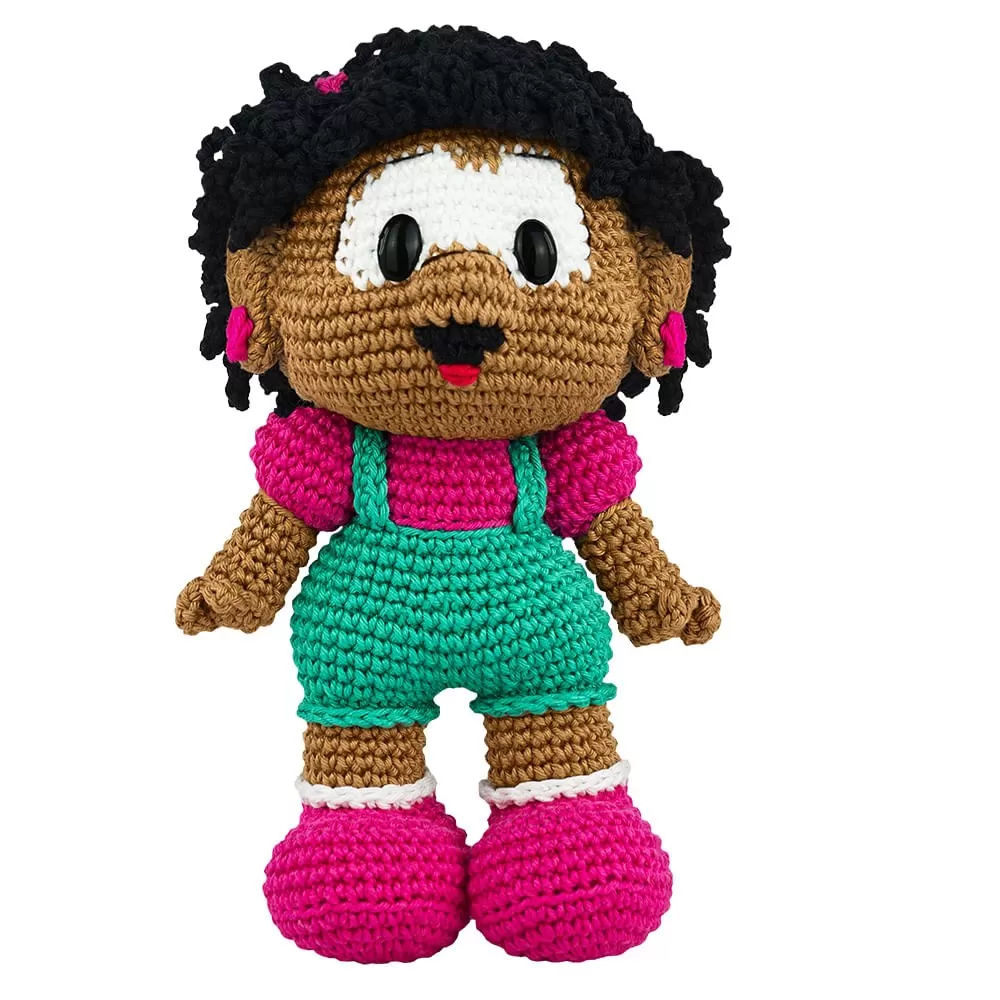 Amigurumi da Milena em crochê com jardineira verde, blusa pink e cabelos cacheados