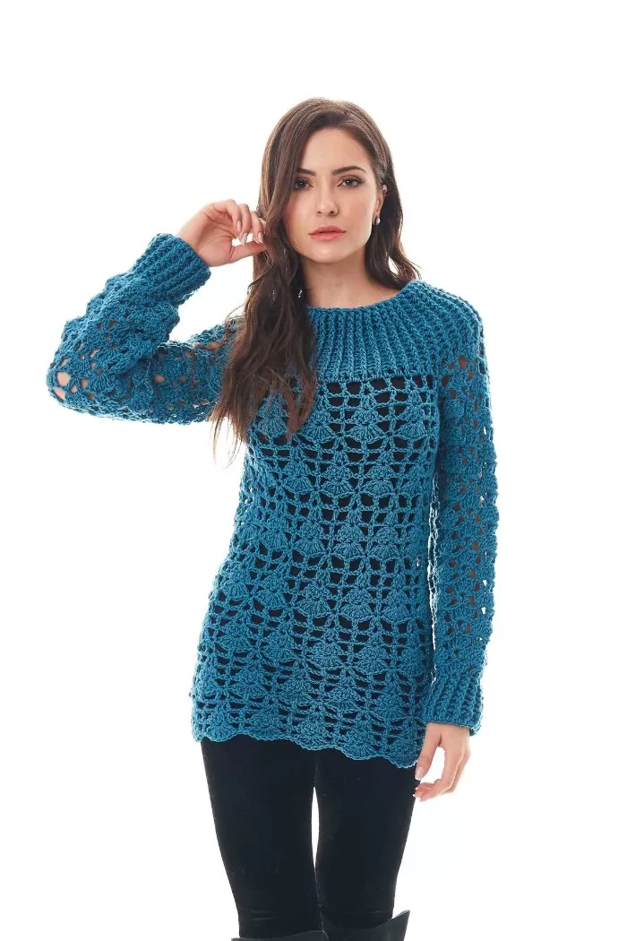 Detalhe do ponto fantasia vazado e do canesu em ponto alto relevo da Blusa Azul Petróleo