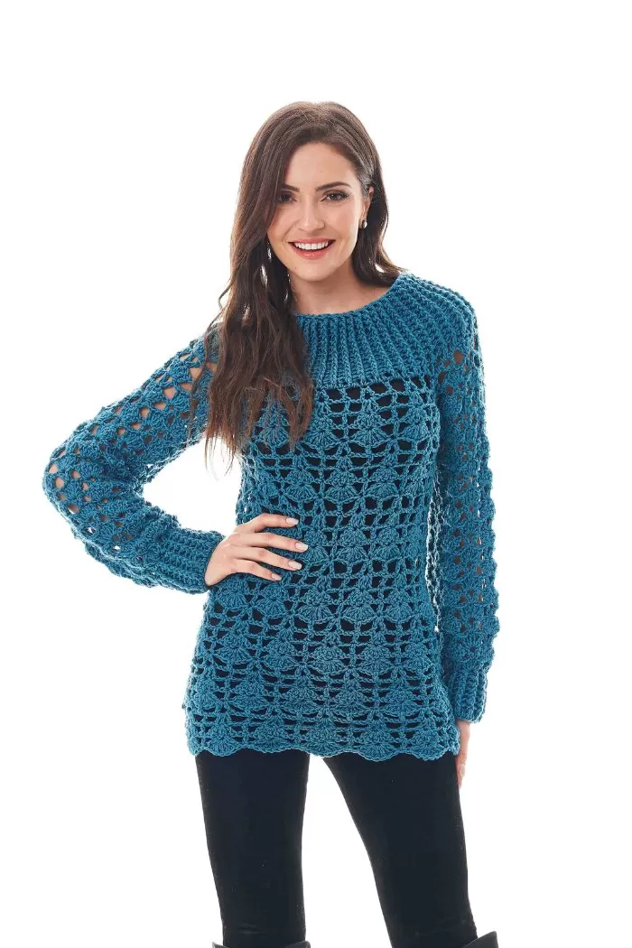 Modelo vestindo a Blusa Azul Petróleo de crochê em Fio Hobby Círculo, vista frontal