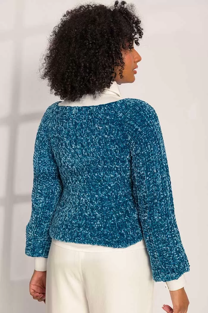 Costas da Blusa Cassino de tricô, mostrando as cavas raglan e a textura do ponto fantasia