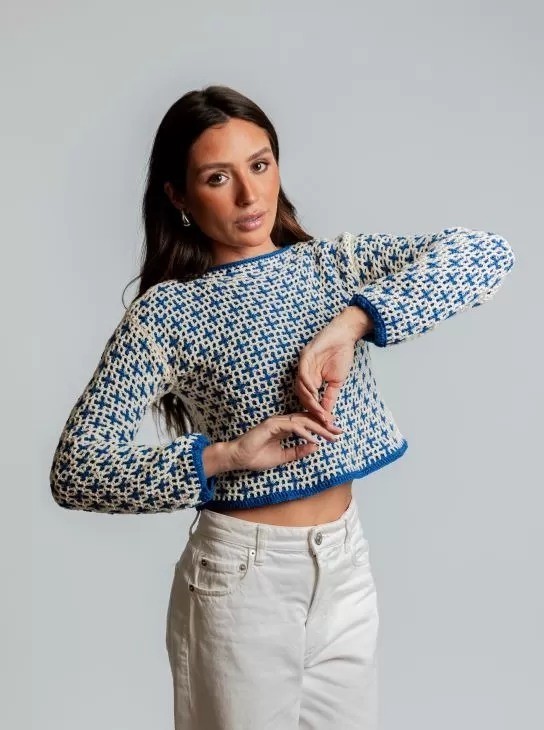 Blusa Lisboa de Crochê com Fio Cléa Duplo — vista completa em azul e branco
