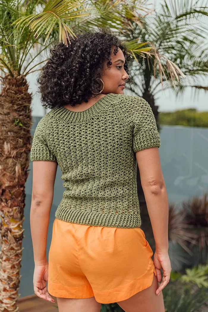 Detalhe do caimento e da textura do ponto fantasia da Blusa Raglã de crochê