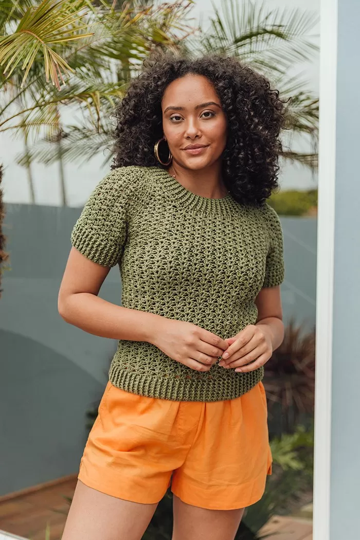 Blusa Raglã de crochê em Linha Duna Círculo cor 5368 Militar, vista de frente