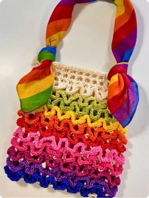 Bolsa com Babados de Crochê com Fio Camila Fashion — vista completa em cores de arco-íris