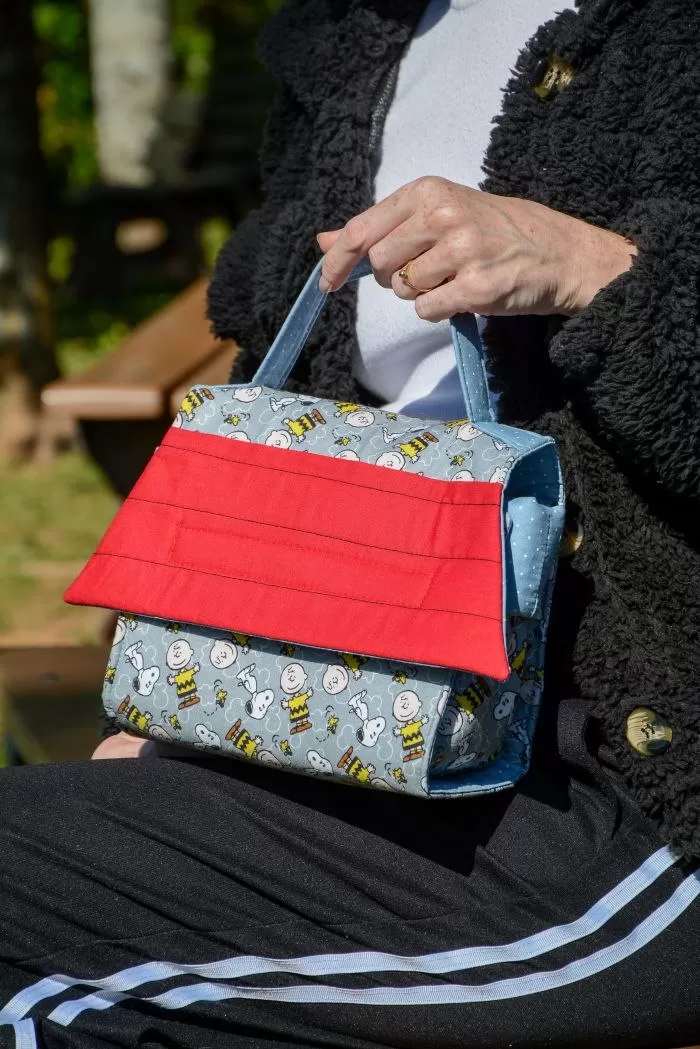 Bolsa para Lanche Snoopy de patchwork com tecido Peanuts e detalhe vermelho matelassê