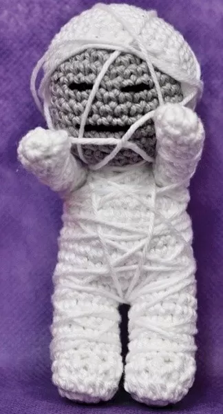 Amigurumi de múmia em crochê